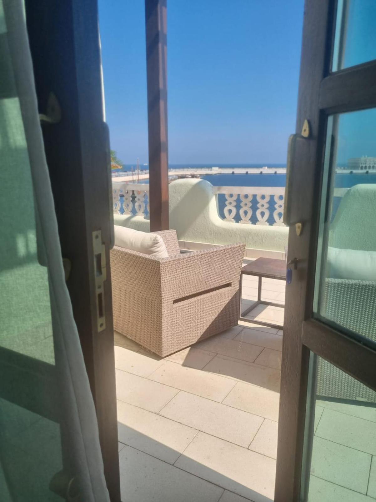 Mina Hotel And Residences By The Torch Doha Luaran gambar A balcony at the hotel