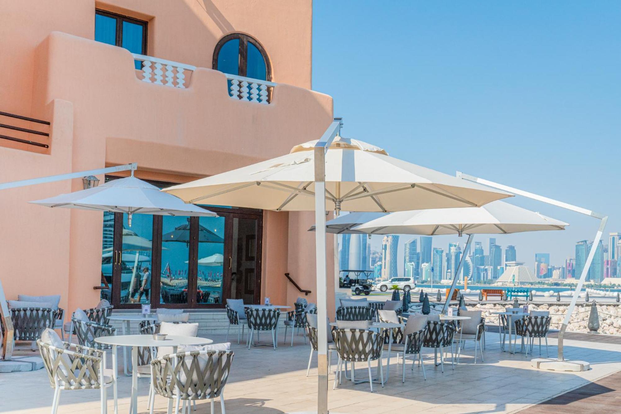 Mina Hotel And Residences By The Torch Doha Luaran gambar A patio umbrella