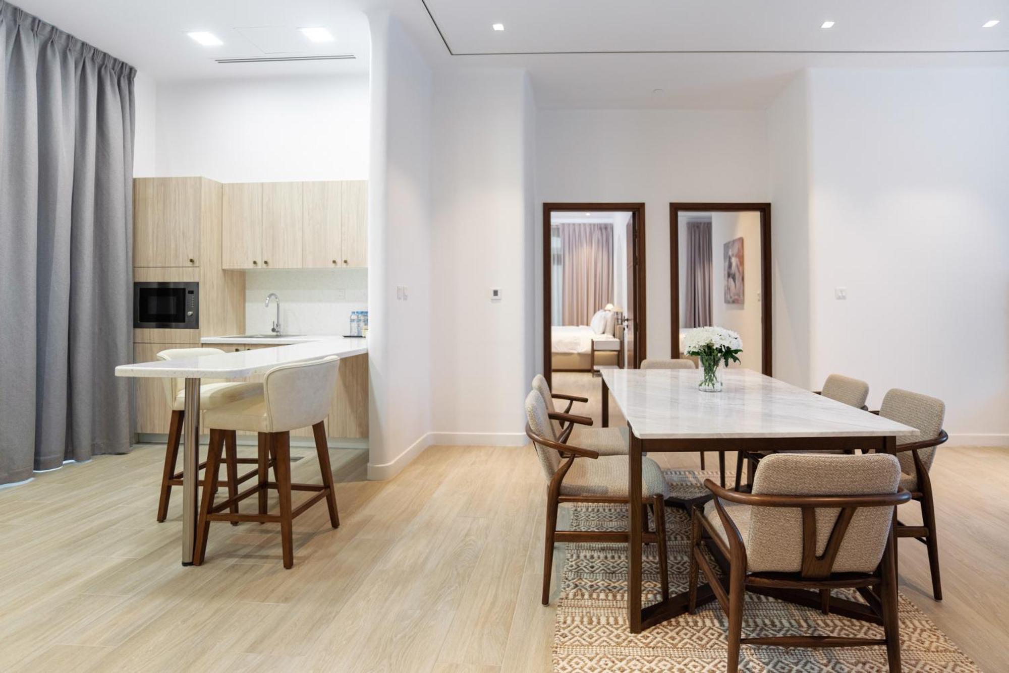 Mina Hotel And Residences By The Torch Doha Luaran gambar A typical apartment interior