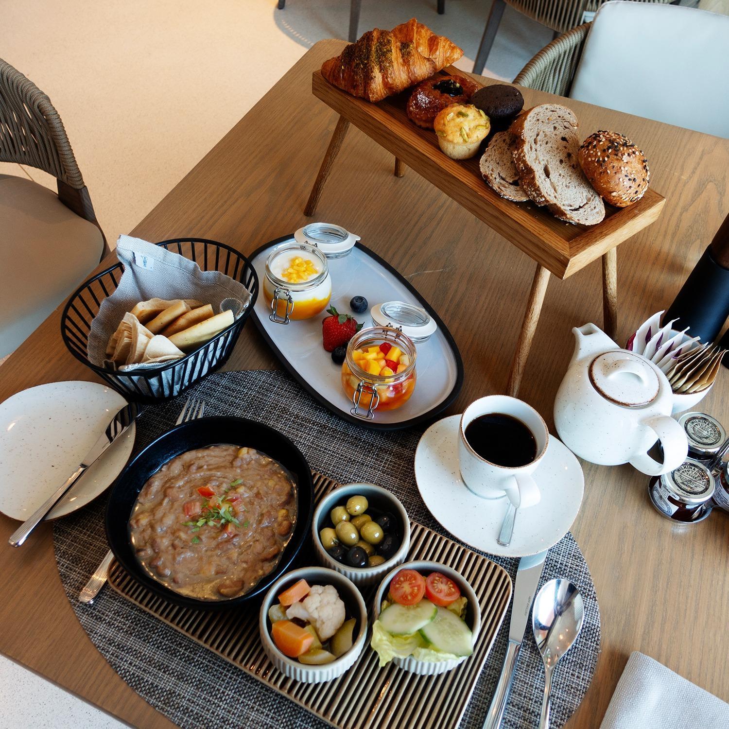 Mina Hotel And Residences By The Torch Doha Luaran gambar Israeli breakfast